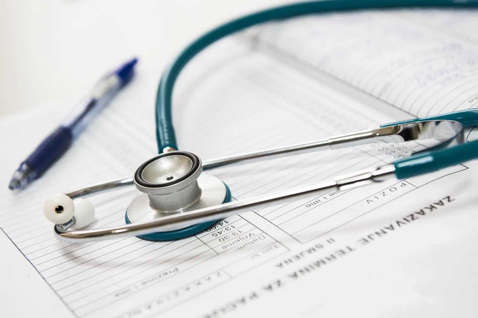 Documentos médicos e estetoscópio — negativa de cobertura de plano de saúde